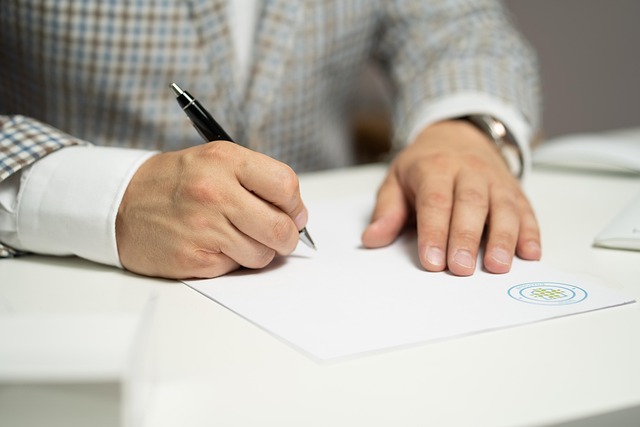 履歴書に嘘の情報を書くと罪に問われる？経歴詐称になる可能性が高い内容や嘘がバレたときの対処法を解説！